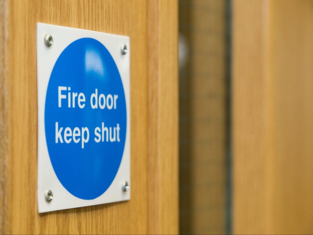 7 Tips For Finding A Reliable Fire Door Fitter 1 fire-door-keep-shut-sign